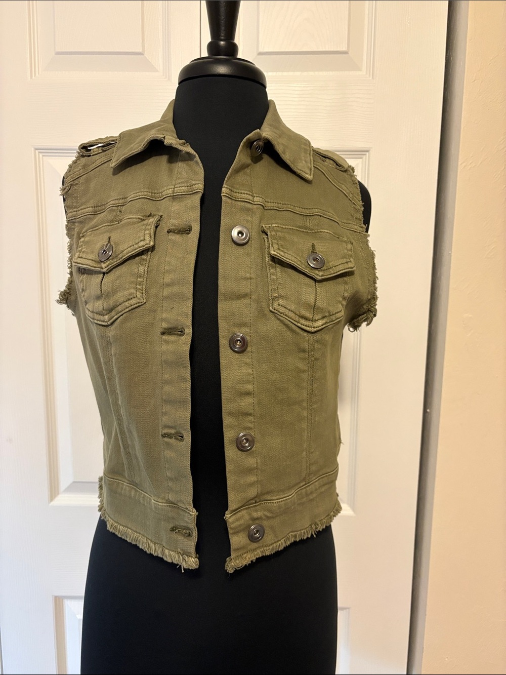 NWOT Indigo Thread Co Olive Green Frayed Denim Vest Pockets - Small (S).